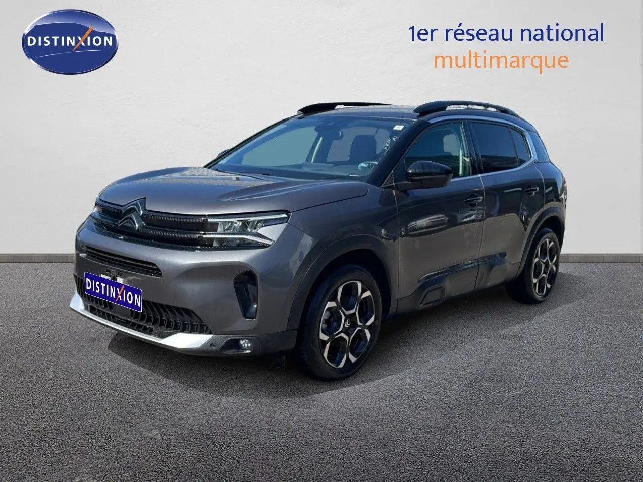 Citroën C5 Aircross gris platinium métal en 3/4 avant droit, avec jantes bi-ton et toit noir.