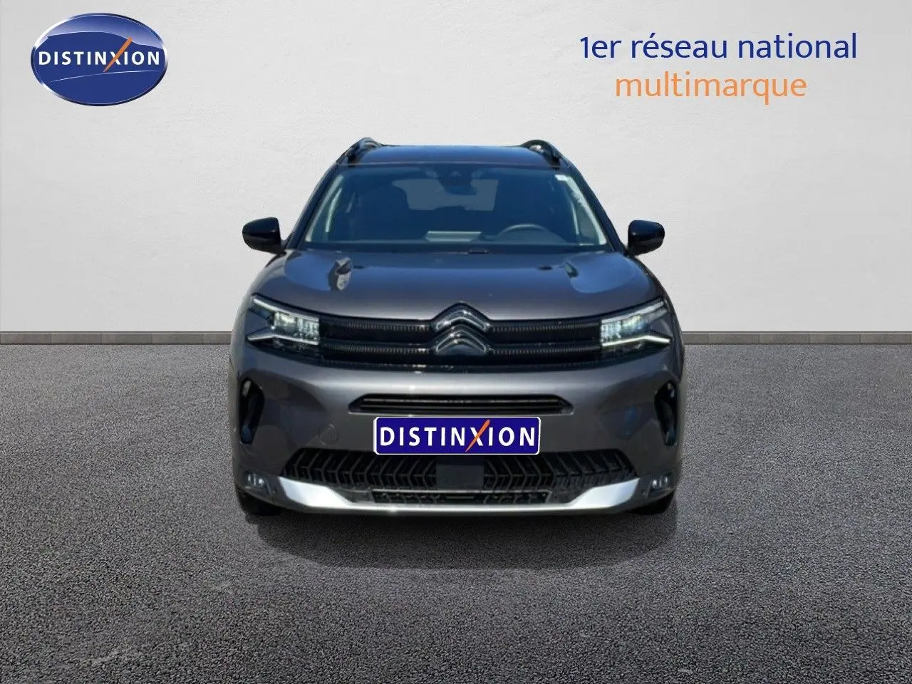 Vue frontale d'un Citroën C5 Aircross gris platinium métal avec calandre noire et détails chromés.