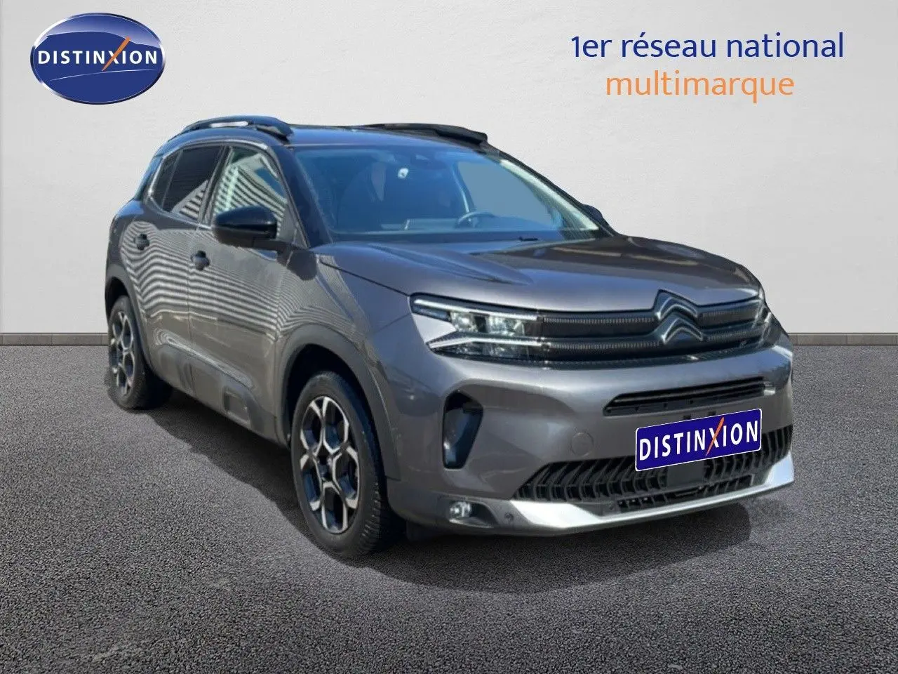 Citroën C5 Aircross gris platinium métal en 3/4 avant droit, avec calandre distinctive et jantes bi-ton.