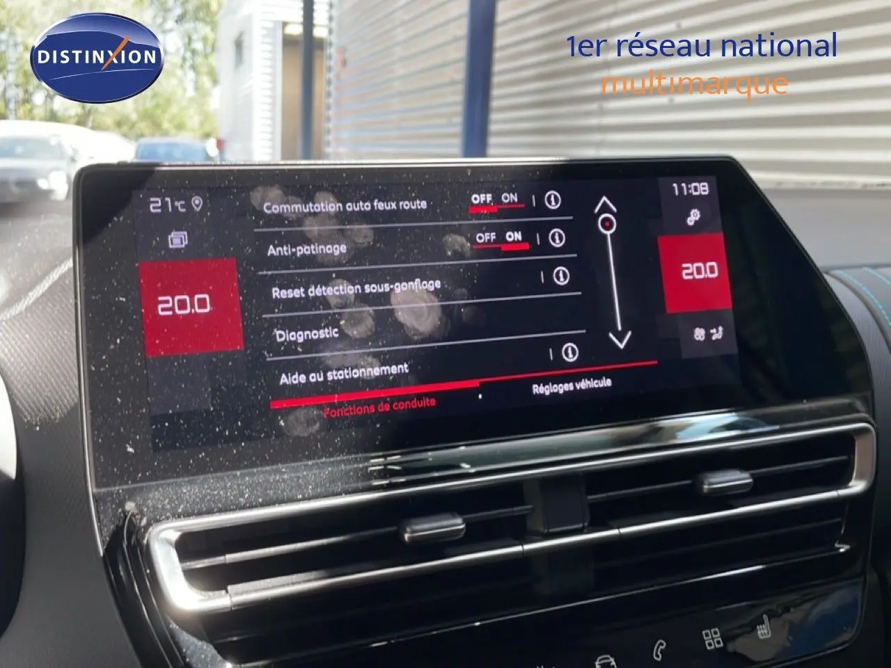 Écran tactile central du tableau de bord du Citroën C5 Aircross 2025 affichant les réglages d’aide à la conduite.