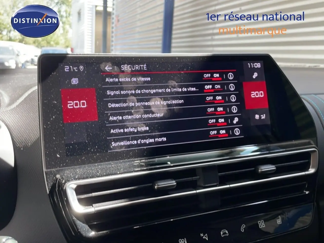 Vue rapprochée de l'écran tactile central du Citroën C5 Aircross 2025 gris platinium, affichant les réglages de sécurité.