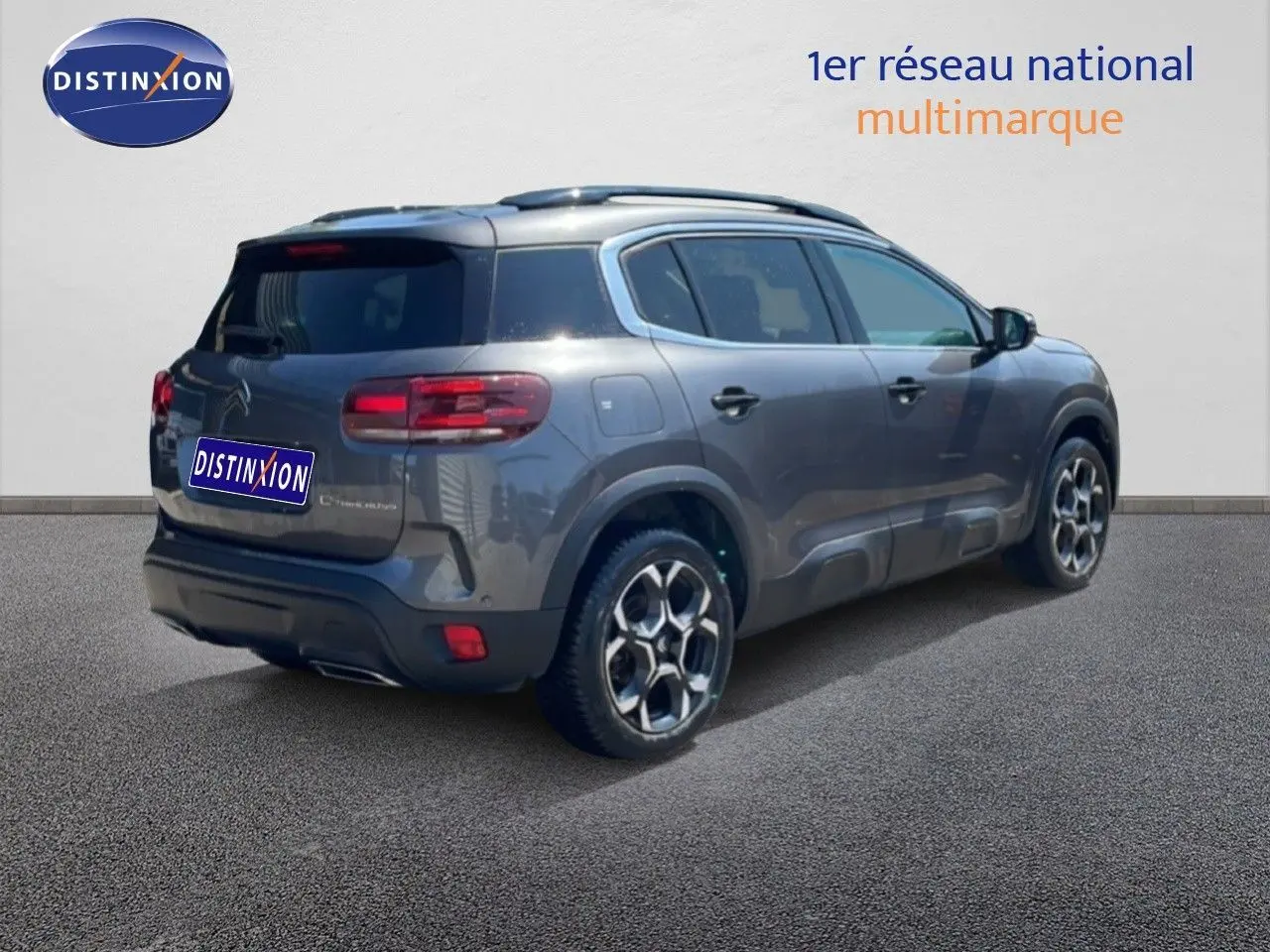Citroën C5 Aircross gris platinium métal en 3/4 arrière droit, avec jantes bi-ton et toit panoramique.