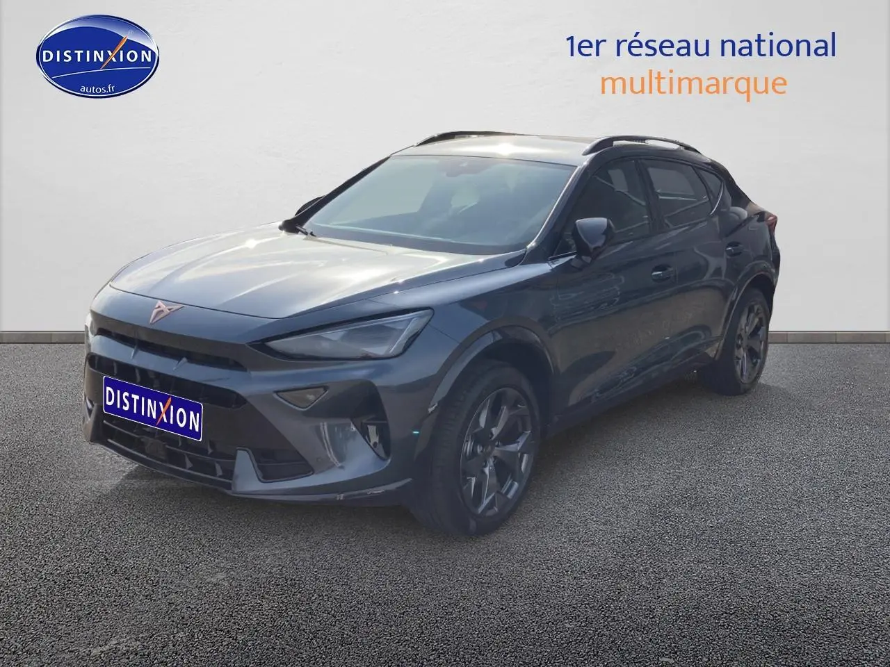 CUPRA Formentor gris magnétique en 3/4 avant droit, avec jantes alu et barres de toit visibles.