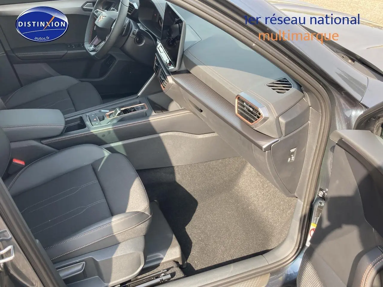 Intérieur avant droit de la CUPRA Formentor gris magnétique 2025, avec tableau de bord moderne et sièges sport noirs.