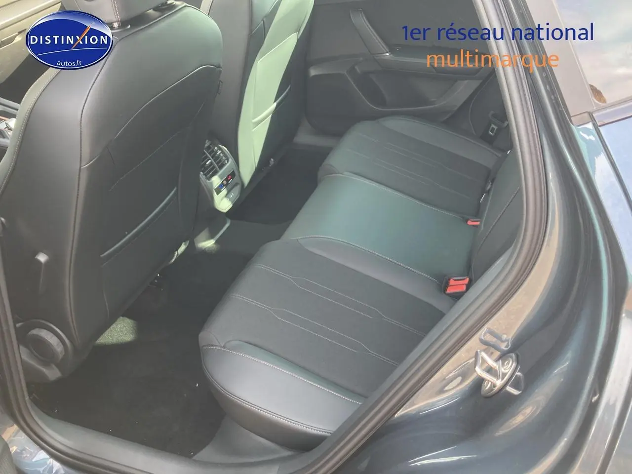 Vue intérieure côté droit sur la banquette arrière et la porte ouverte d'une CUPRA Formentor gris magnétique 2025.