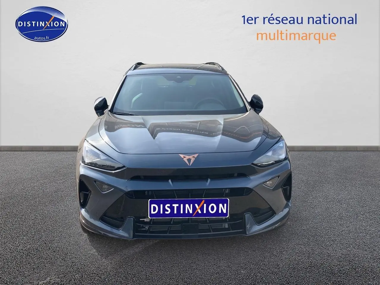 Vue de face du CUPRA Formentor 1.5 etsi hybrid gris magnétique avec logo cuivré et calandre imposante.