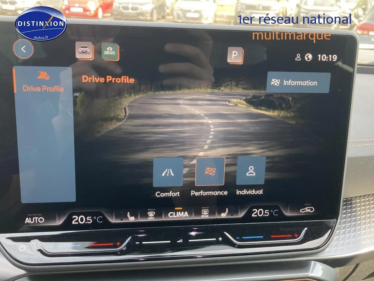 Écran tactile central du tableau de bord du CUPRA Formentor 1.5 gris magnétique, affichant les modes de conduite.