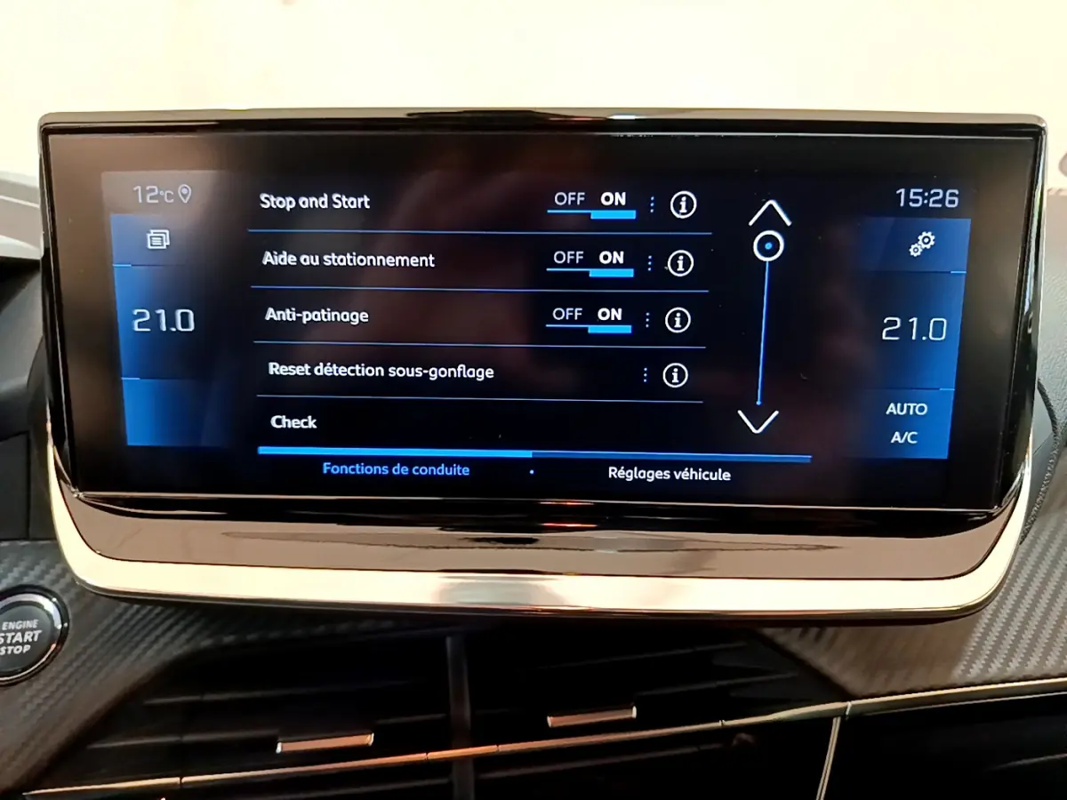 Écran tactile central affichant les réglages de conduite dans l'habitacle d'une Peugeot 208 PureTech 100 S&S Allure Business.
