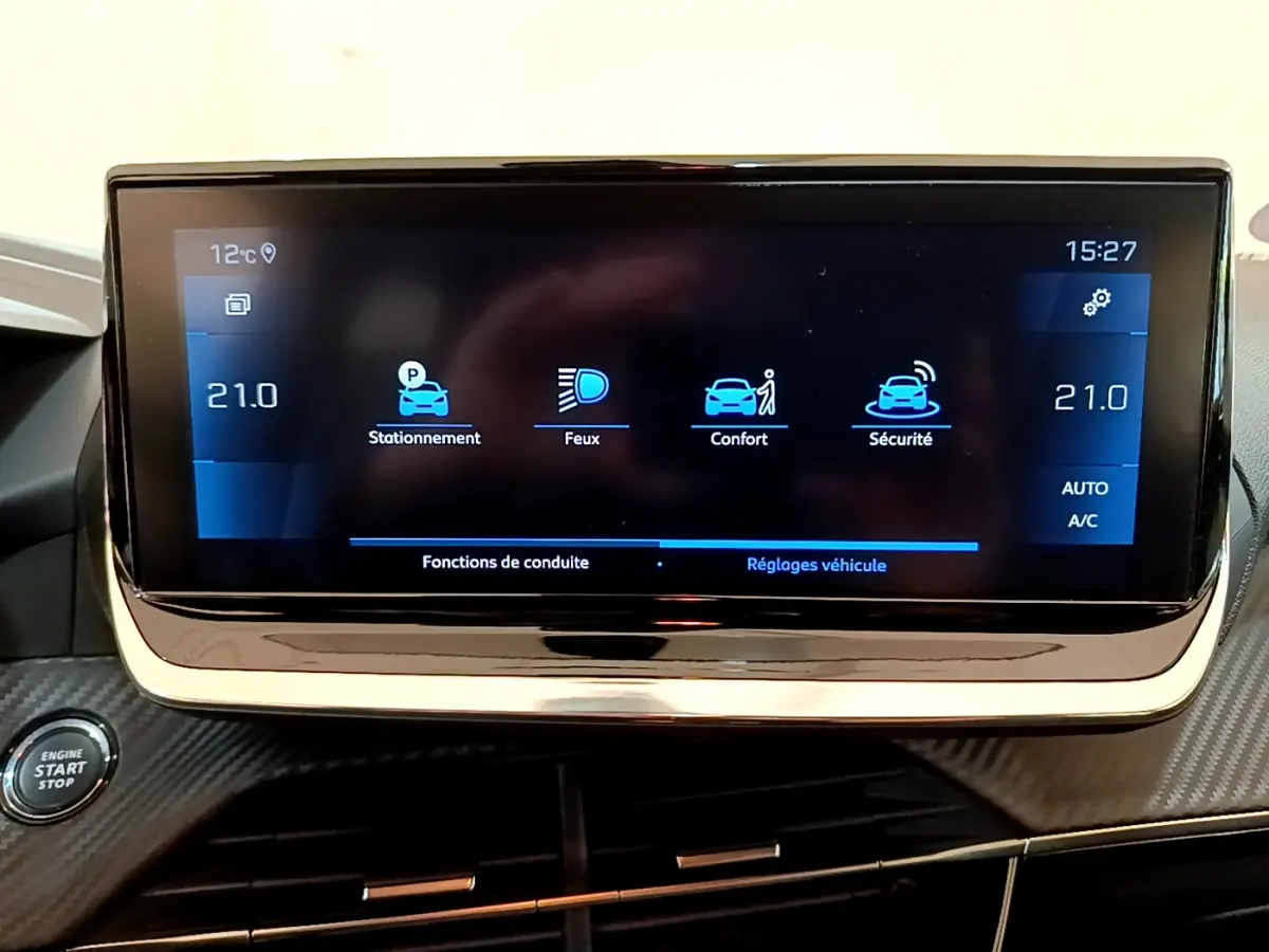 Écran tactile central de 7 pouces affichant les réglages de conduite dans une Peugeot 208 gris clair de 2020.