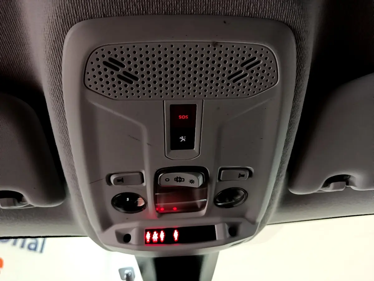 Vue en gros plan du plafonnier gris clair avec bouton SOS et commandes d'éclairage de la Peugeot 208 PureTech 2020.
