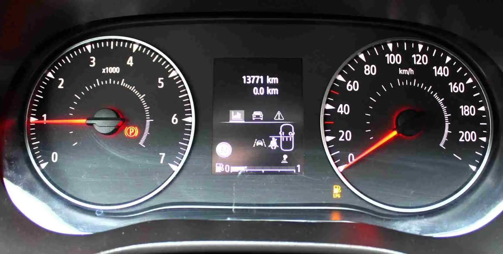 Tableau de bord du Dacia Jogger 2025 montrant compte-tours, compteur de vitesse et écran central avec 13 771 km affichés.