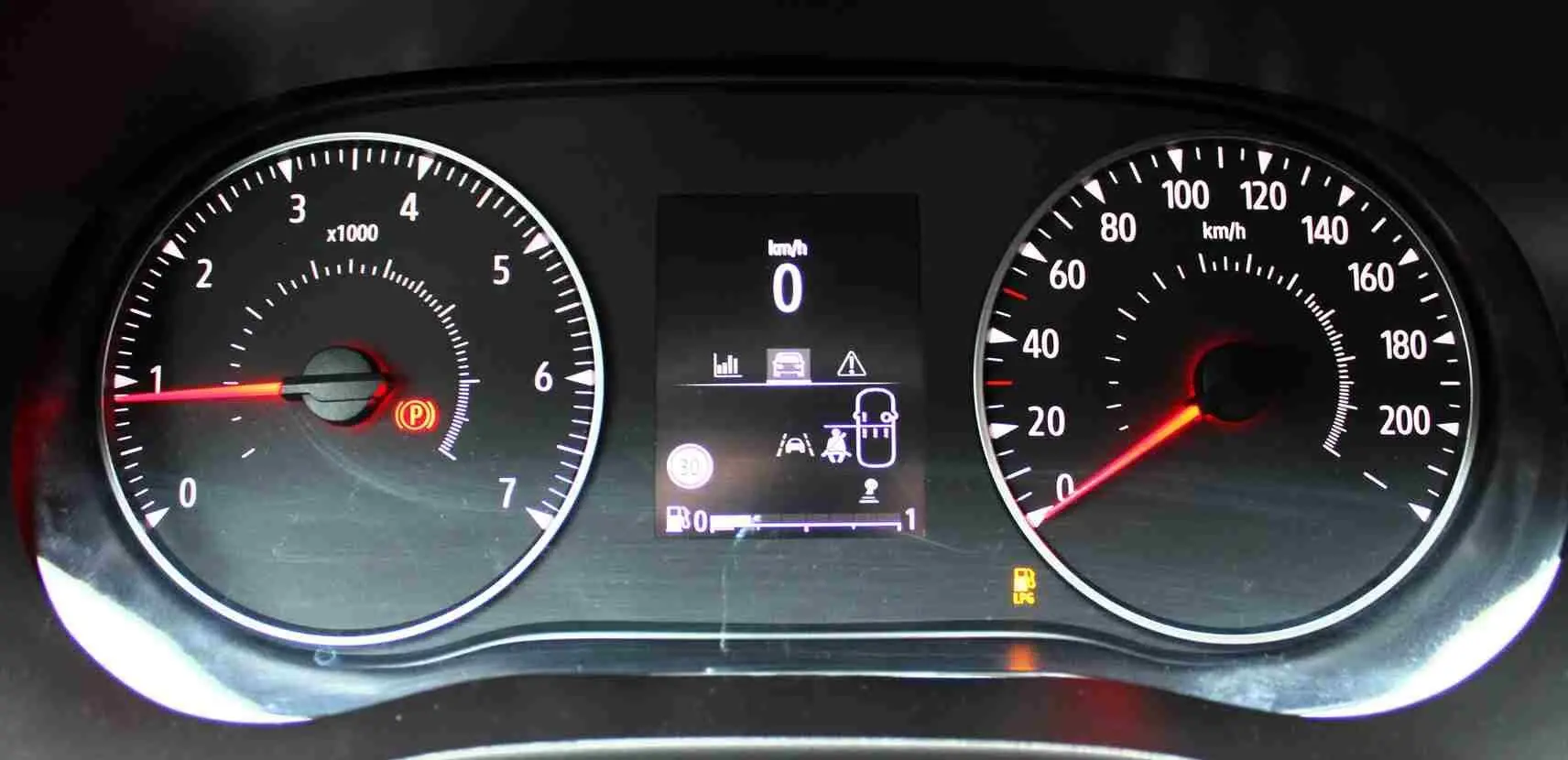 Vue rapprochée du tableau de bord numérique du Dacia Jogger 2025, affichant compte-tours, vitesse et alertes.