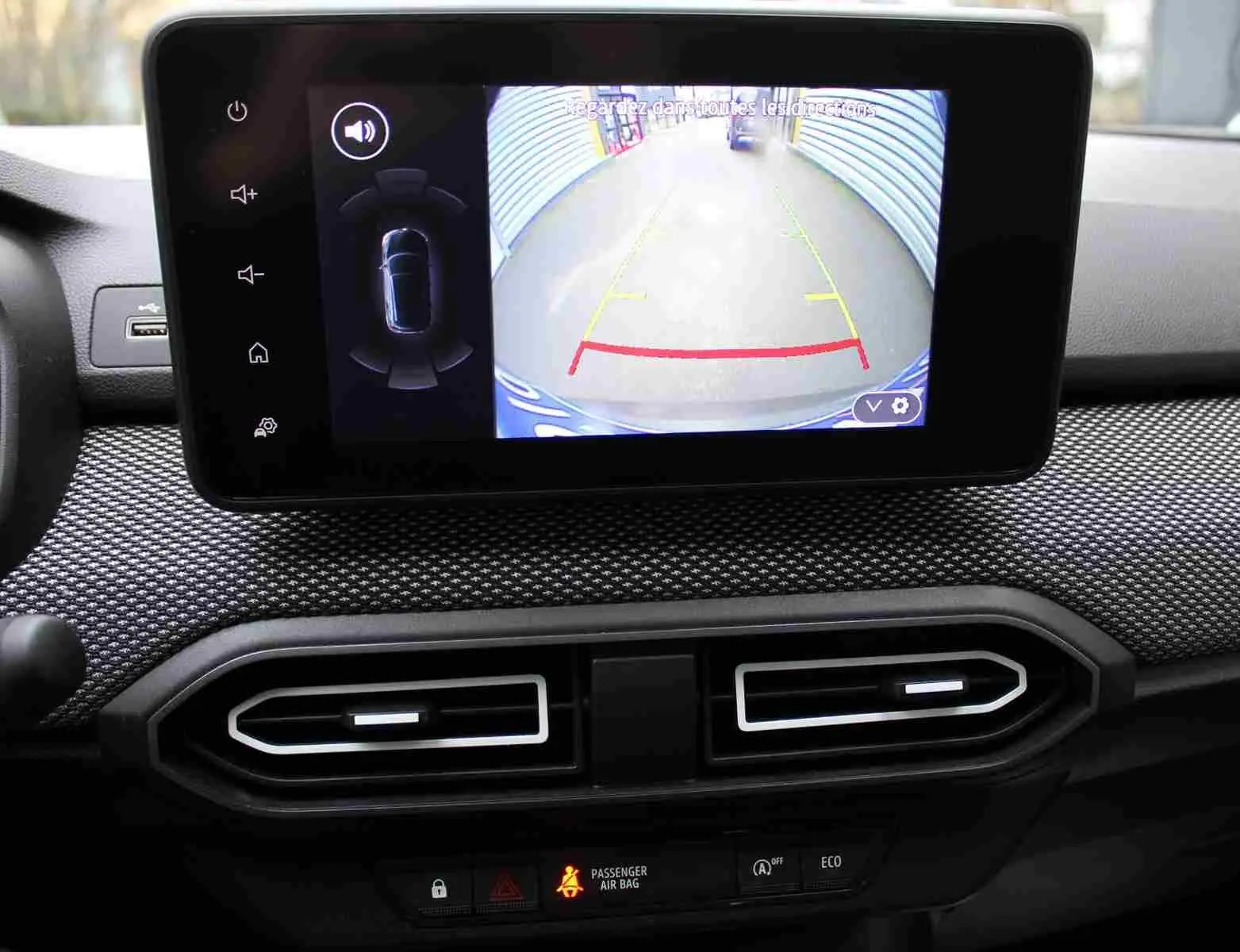 Écran central affichant la caméra de recul du Dacia Jogger 2025, intérieur noir avec aérateurs hexagonaux.