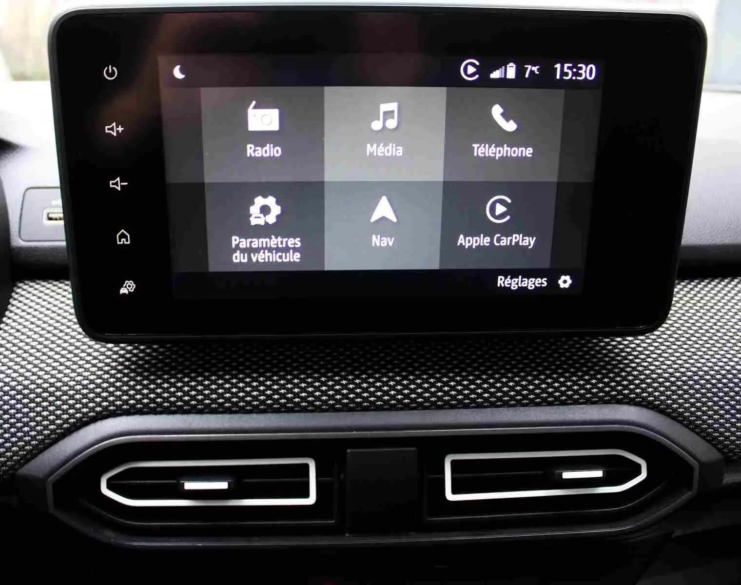 Écran tactile central affichant les options multimédia et navigation dans l'habitacle du Dacia Jogger 2025.