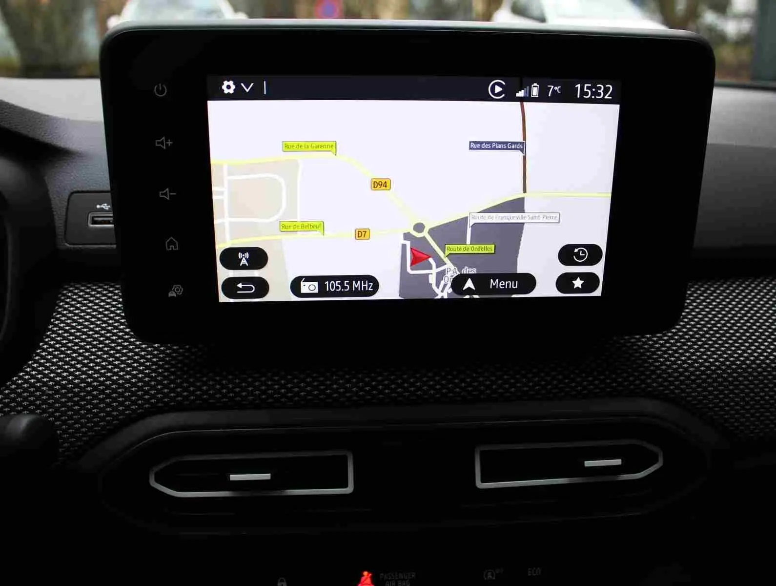 Écran tactile central affichant la navigation GPS dans l'habitacle du Dacia Jogger 2025, finition Expression.