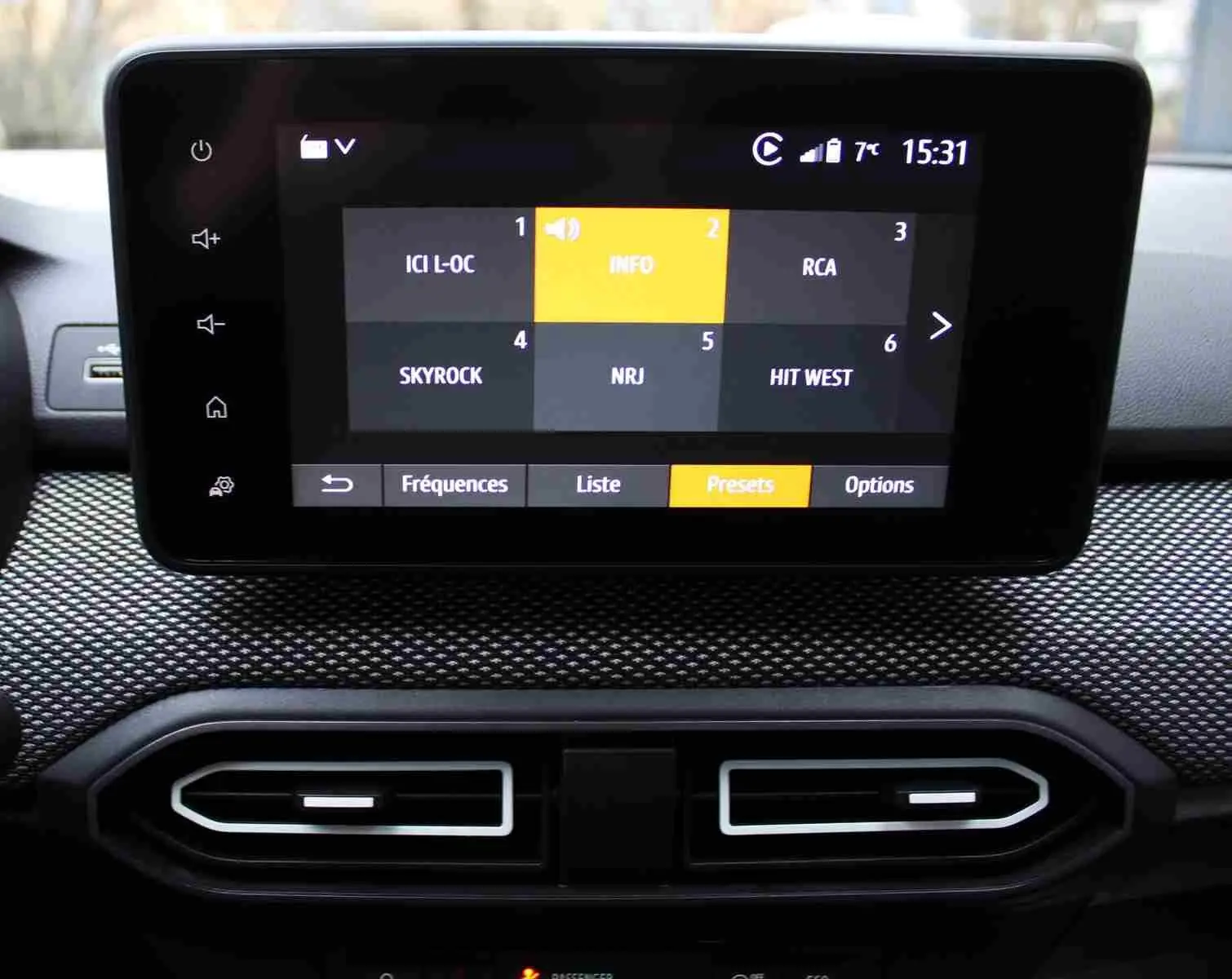 Écran tactile central affichant les stations radio, tableau de bord intérieur du Dacia Jogger 2025 finition Expression.