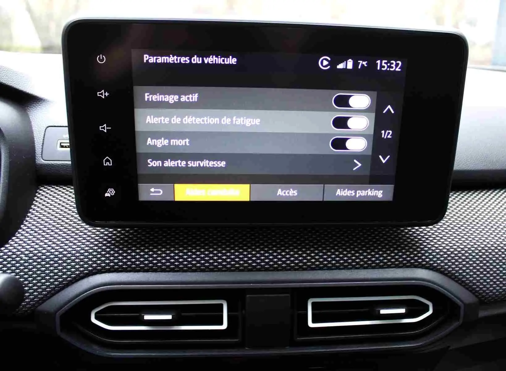 Écran tactile central du Dacia Jogger 2025 affichant les paramètres d’aides à la conduite, avec tableau de bord noir texturé.