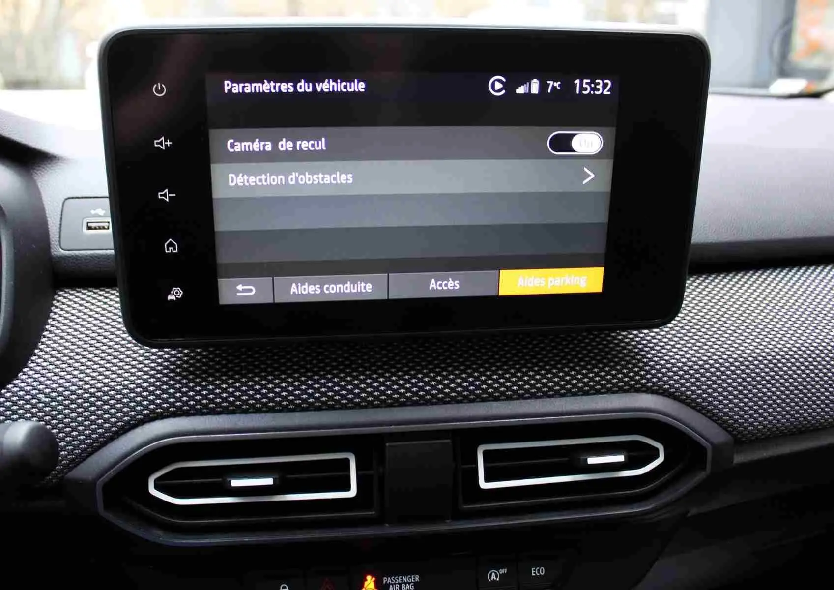 Écran tactile central affichant les paramètres de caméra de recul dans l’habitacle du Dacia Jogger 2025.