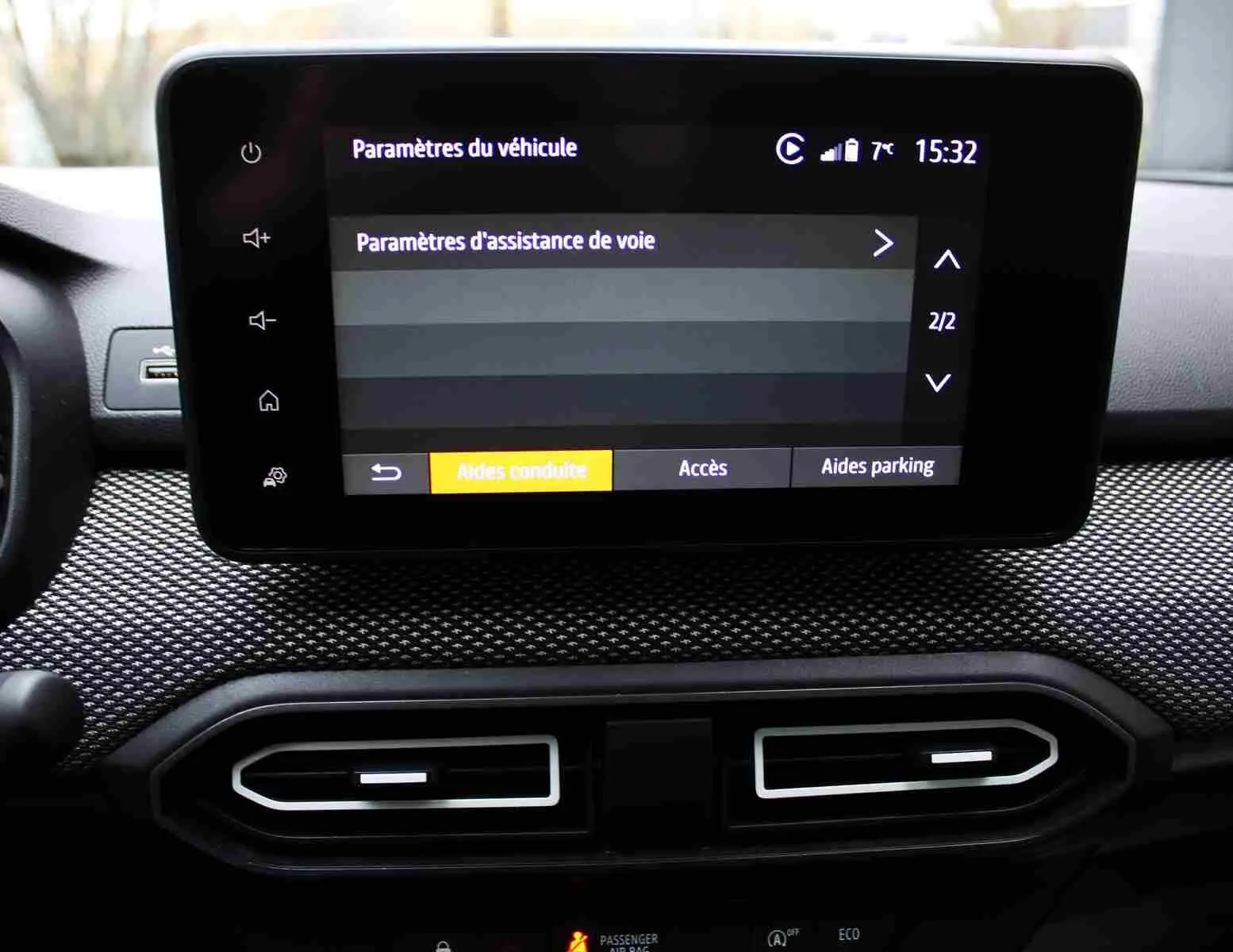 Écran tactile central du tableau de bord du Dacia Jogger 2025 affichant les paramètres d'assistance de voie.