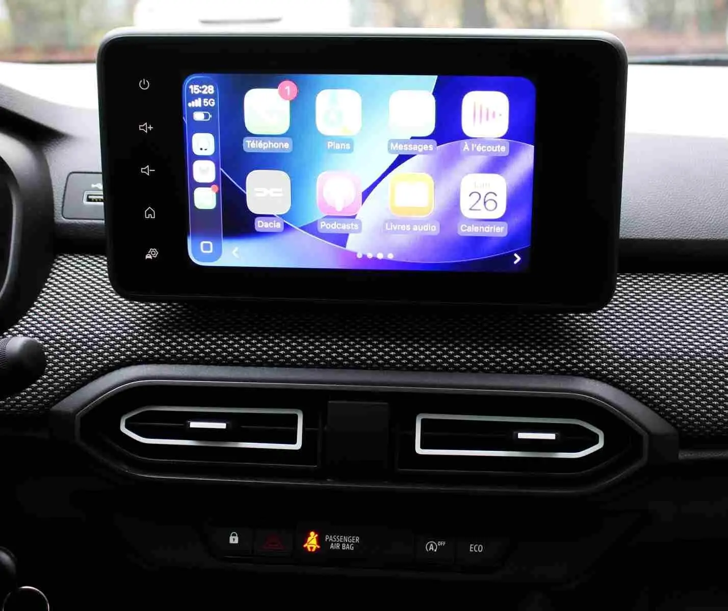 Écran tactile central du tableau de bord du Dacia Jogger 2025 avec interface multimédia colorée.