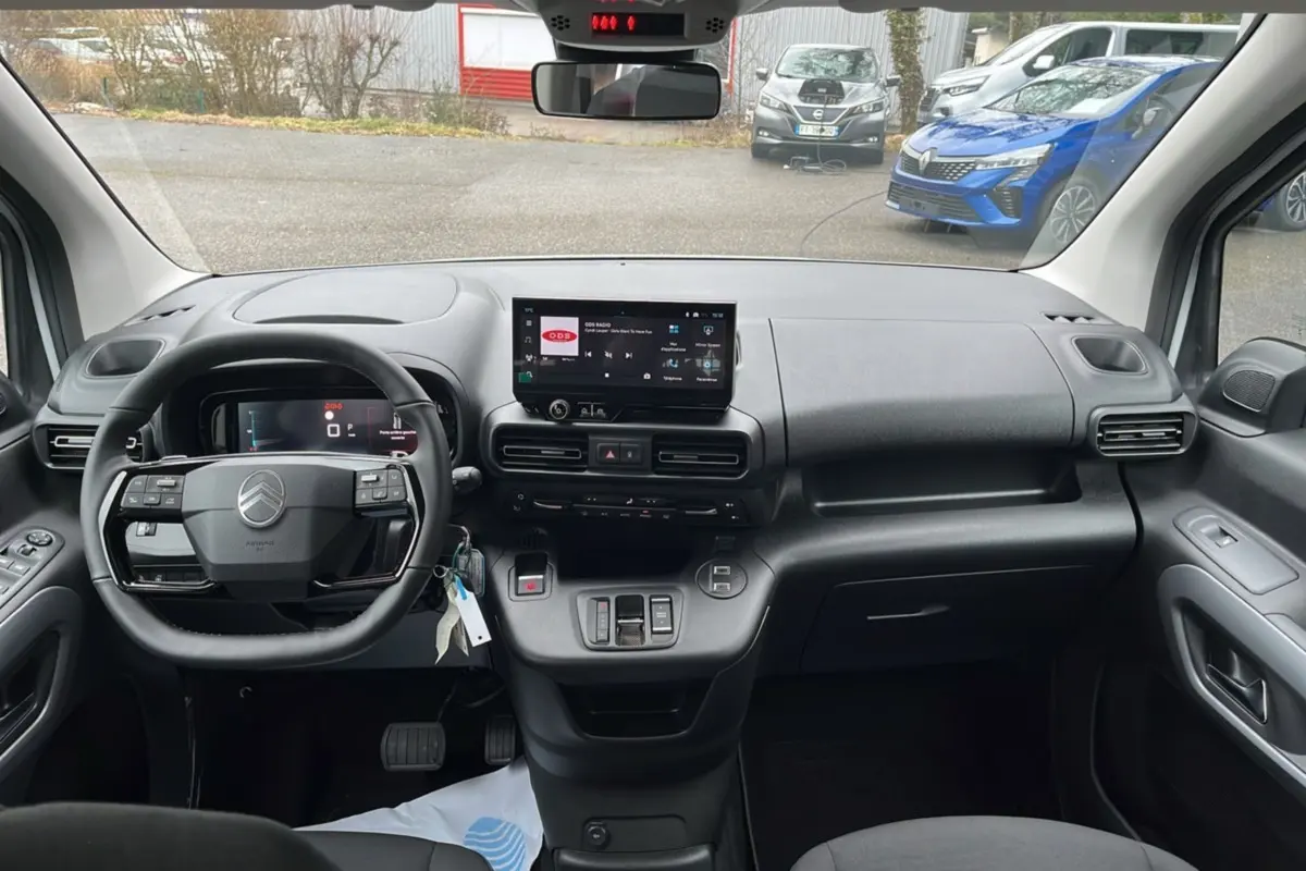 Vue intérieure du tableau de bord du Citroën Berlingo Kaolin white 2025, avec volant multifonctions et écran tactile central.