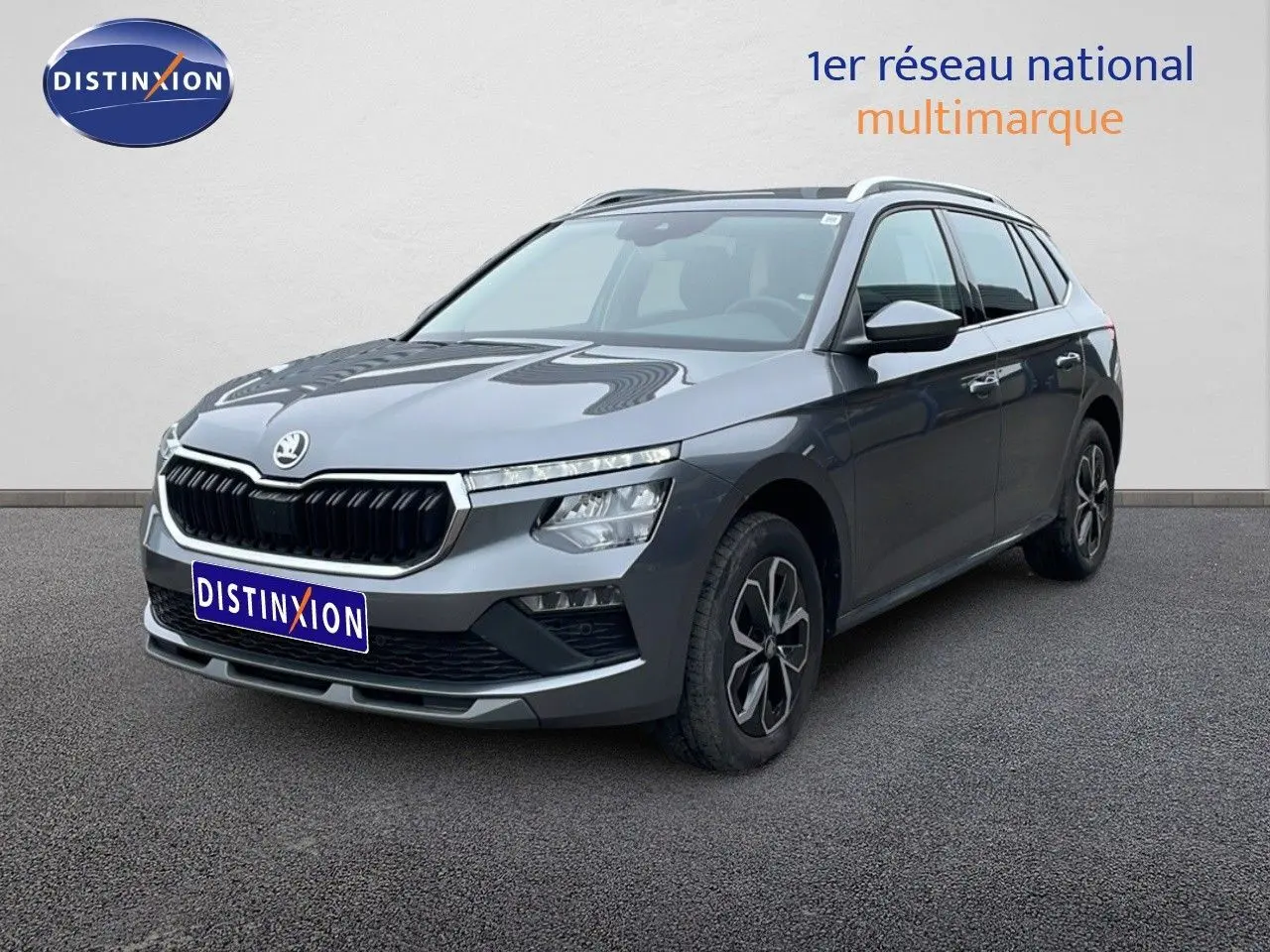 Skoda Kamiq gris graphite métal en 3/4 avant droit, avec calandre noire et jantes alliage distinctives.
