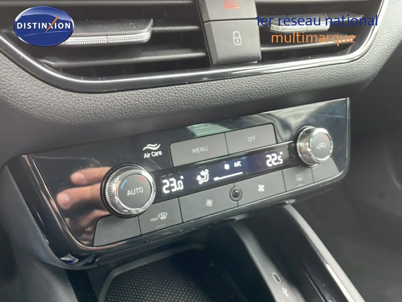 Détail de la console centrale du Skoda Kamiq 2025 avec commandes de climatisation digitale et finition noire brillante.