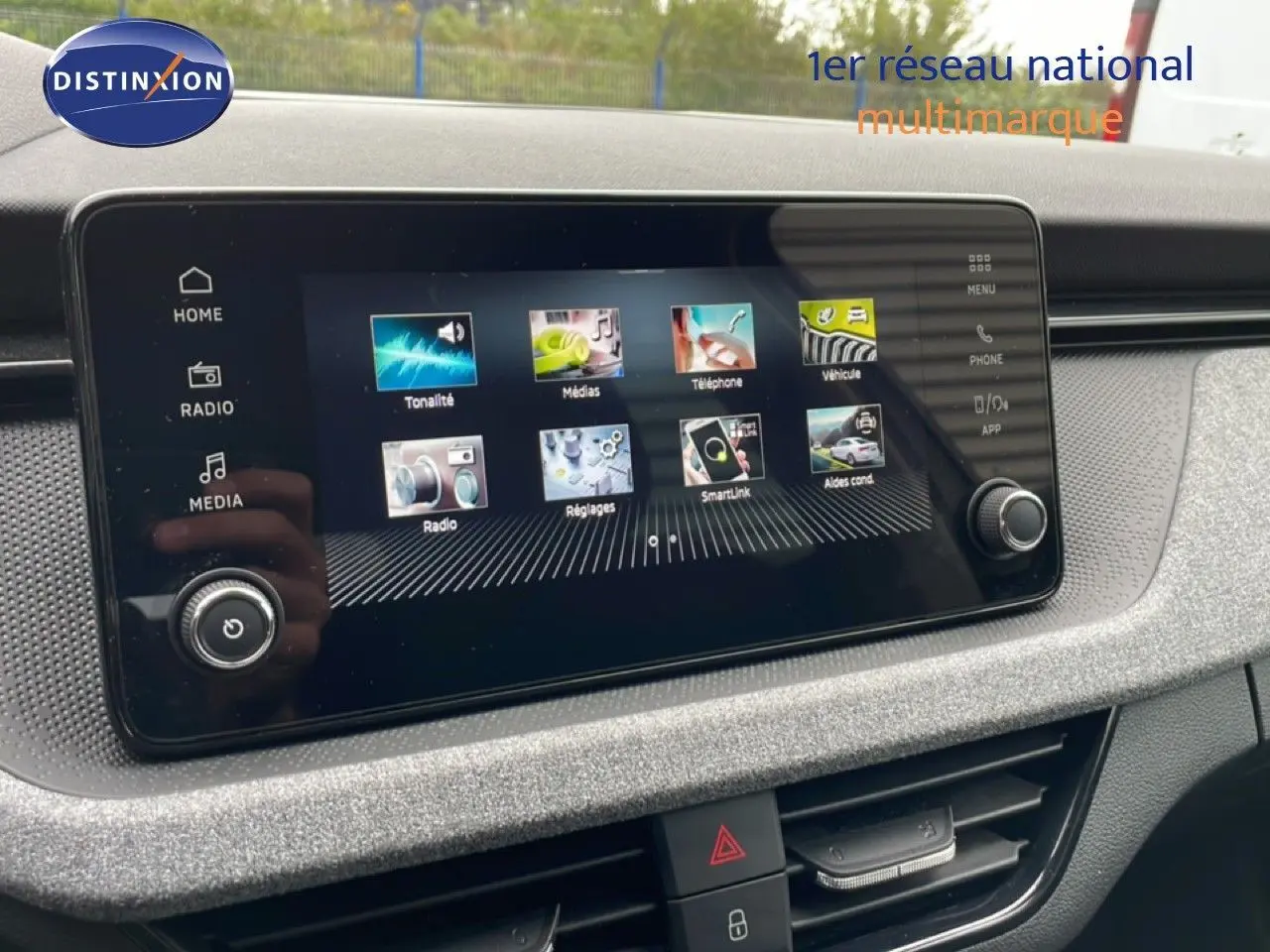 Écran tactile central du tableau de bord du Skoda Kamiq gris graphite, affichant le menu multimédia et navigation.