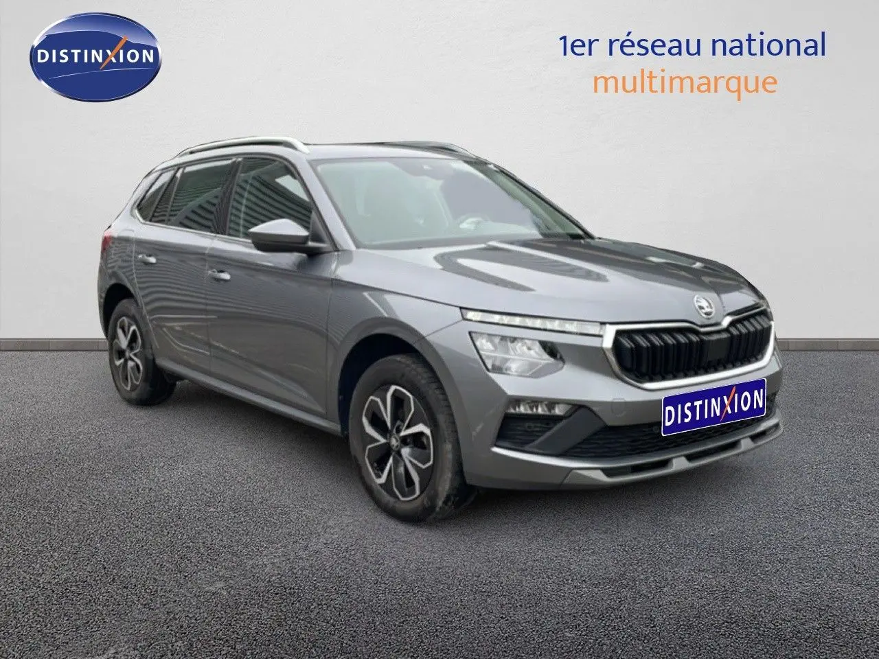 SKODA KAMIQ gris graphite metal en 3/4 avant droit, SUV compact avec calandre noire et jantes alliage distinctives.