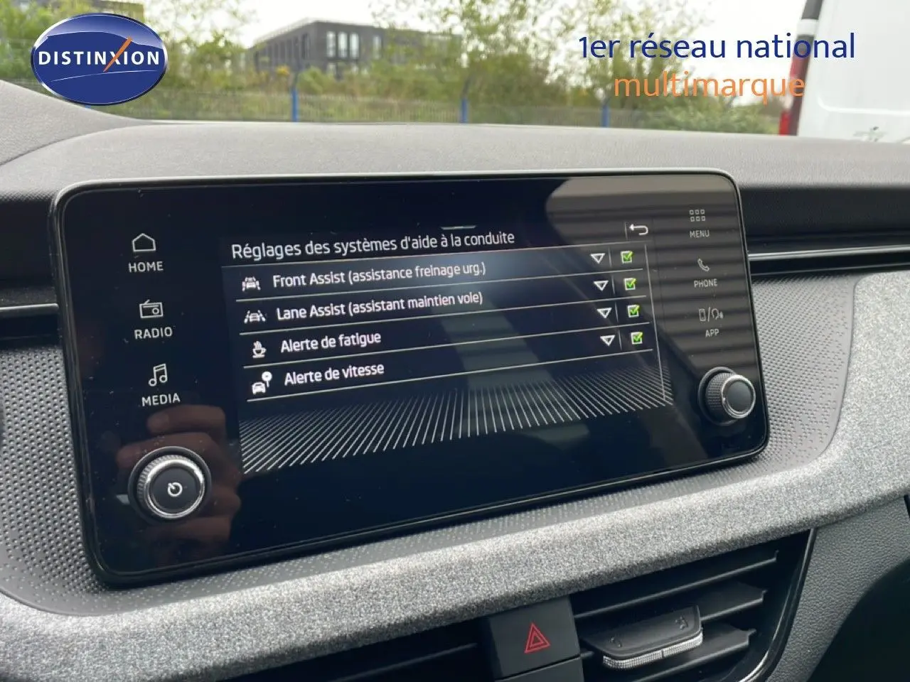 Écran tactile central du Skoda Kamiq 2025 affichant les réglages d’aide à la conduite, intérieur gris graphite.