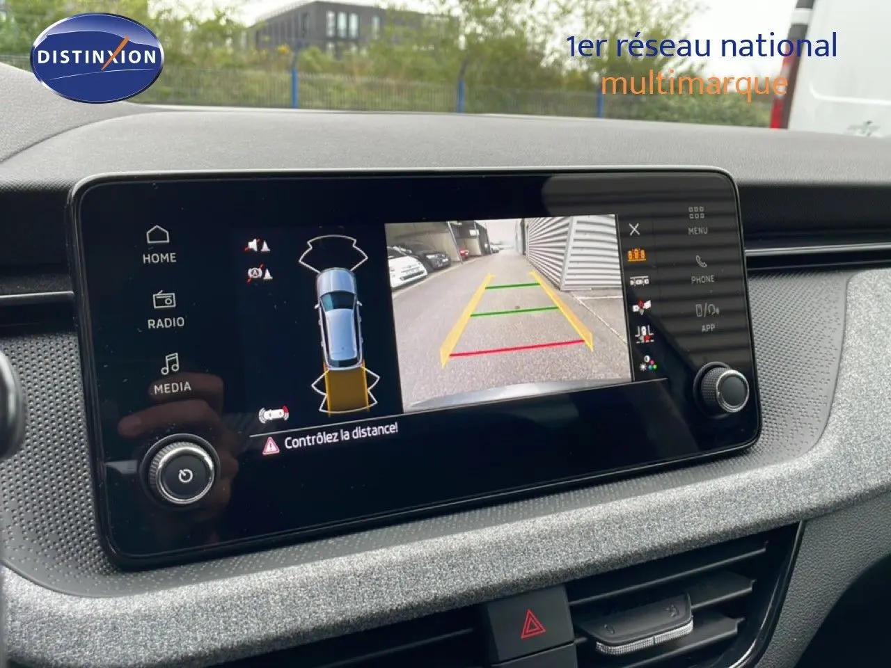 Écran tactile central du Skoda Kamiq gris graphite montrant la caméra de recul avec guidage de trajectoire.