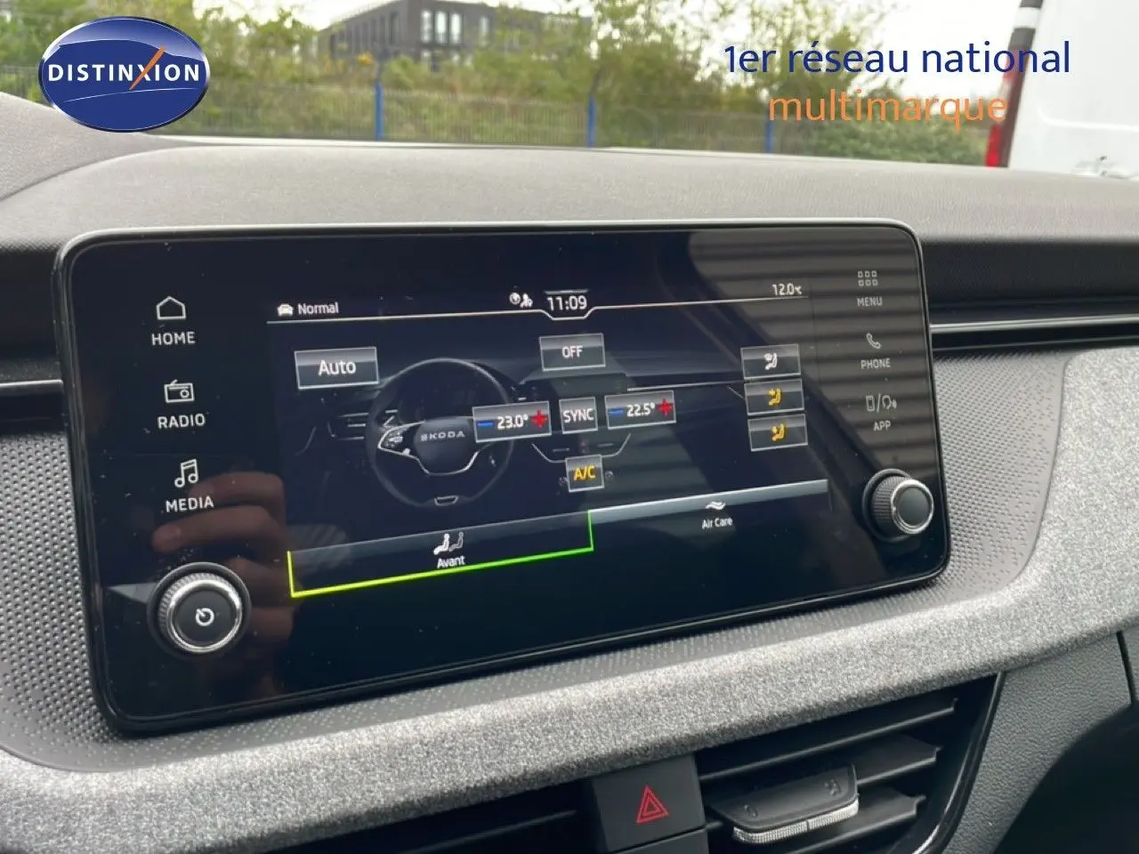 Vue rapprochée de l'écran tactile central du Skoda Kamiq gris graphite, affichant les réglages de climatisation.