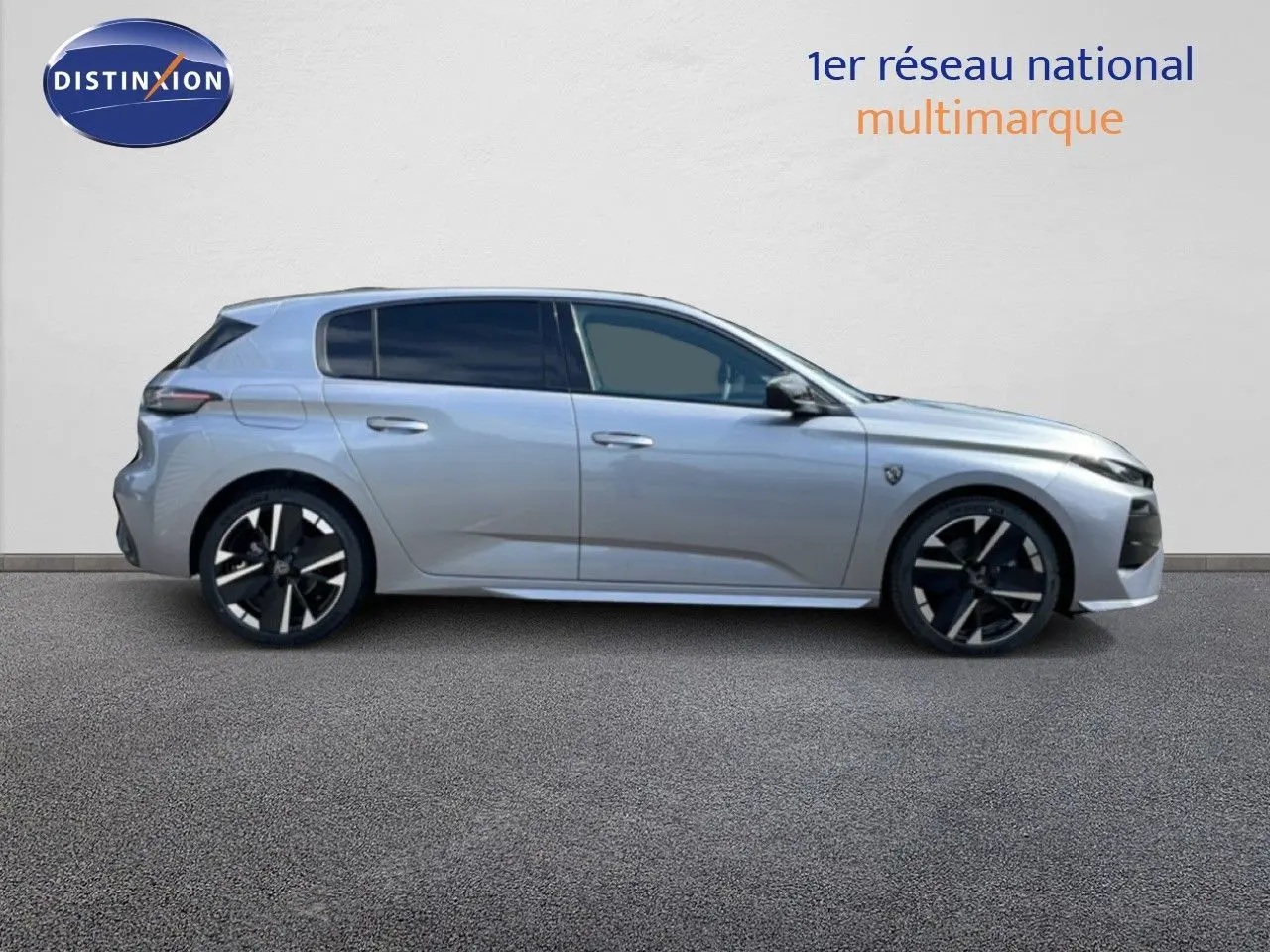 Peugeot 308 1.2 Hybrid gris Artense métal vue de profil côté gauche avec jantes noires et détails sportifs.