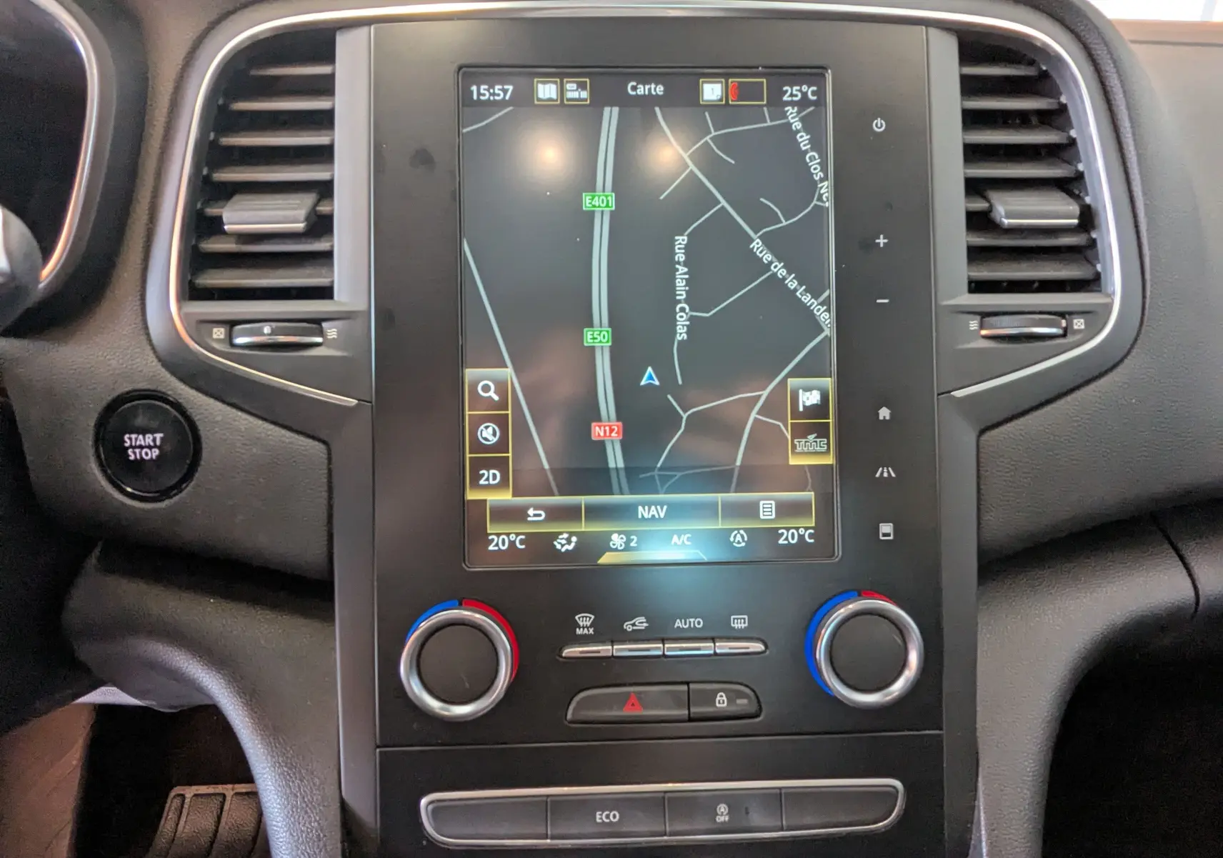 Vue rapprochée du tableau de bord de la Renault Mégane IV gris, avec écran tactile affichant la navigation GPS.