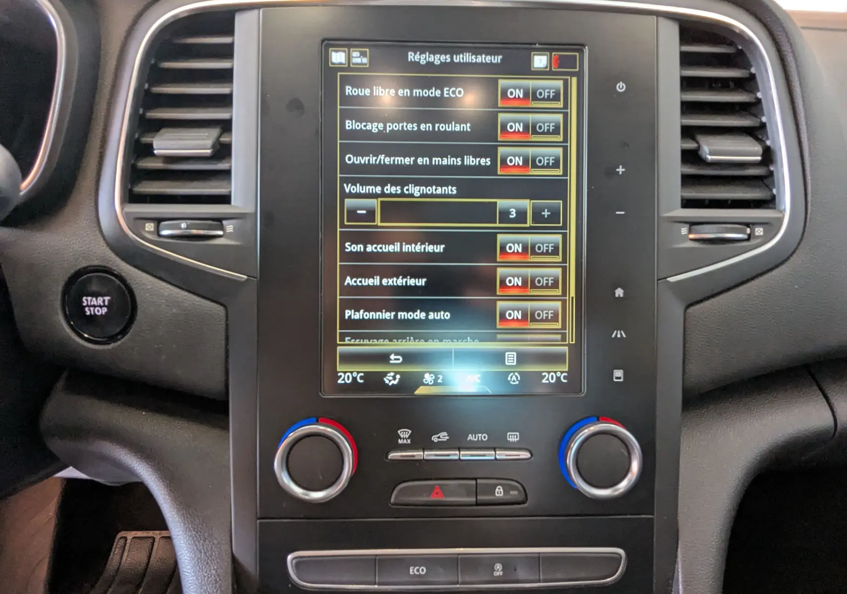 Vue rapprochée de la console centrale grise de la Renault Mégane IV 1.5 BlueDCI avec écran tactile affichant les réglages utilisateur.