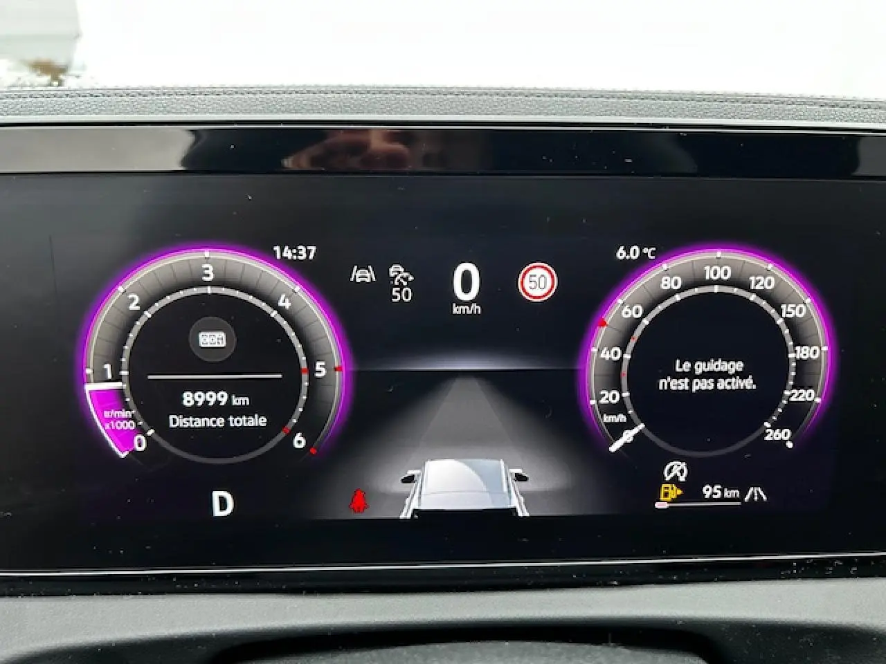 Tableau de bord numérique du Volkswagen Tiguan 2024 affichant la vitesse, le régime moteur et les alertes de conduite.