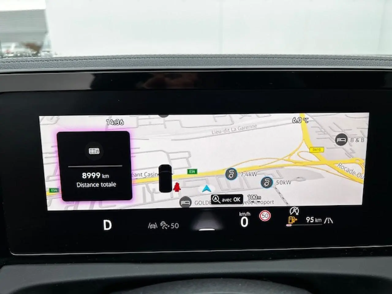 Écran numérique 10 pouces du tableau de bord du Volkswagen Tiguan gris clair, affichant la navigation et les données de conduite.