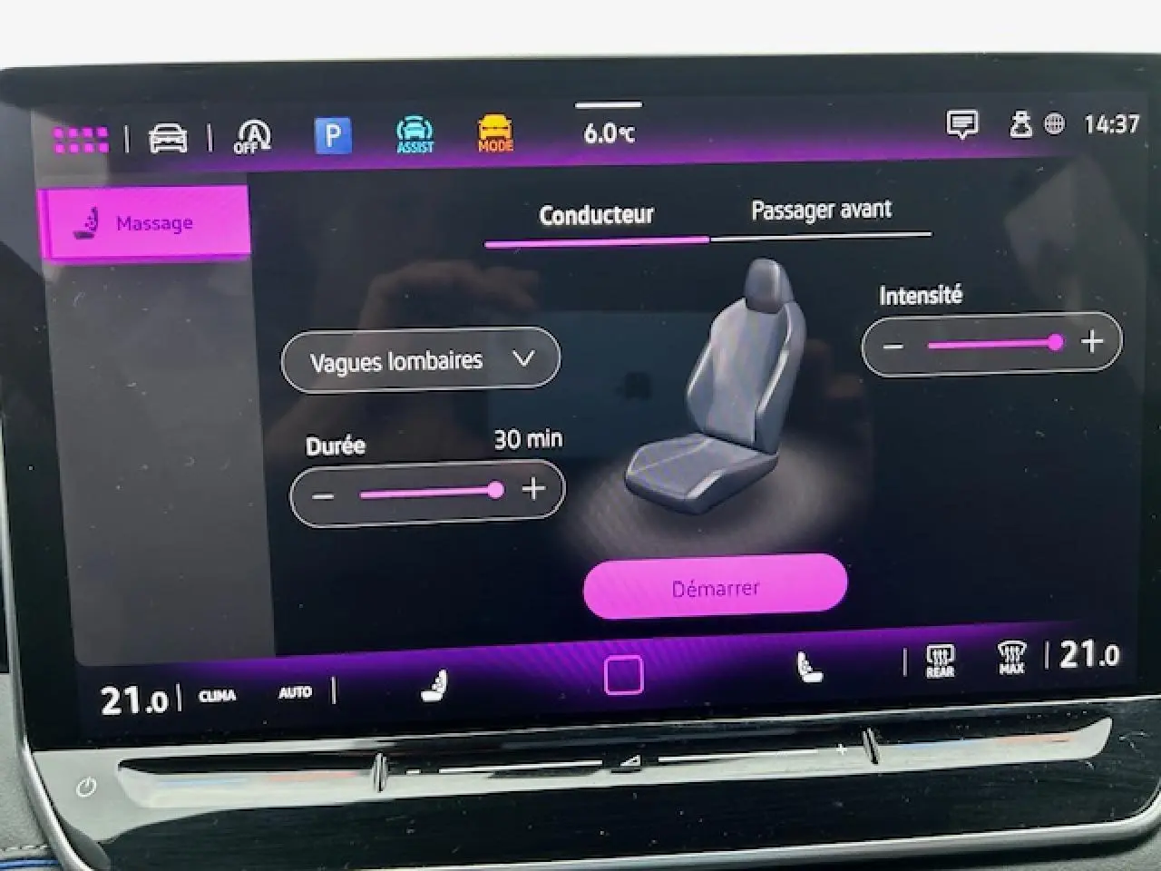 Écran tactile du Volkswagen Tiguan 2024 montrant le réglage massage siège conducteur avec interface en violet.