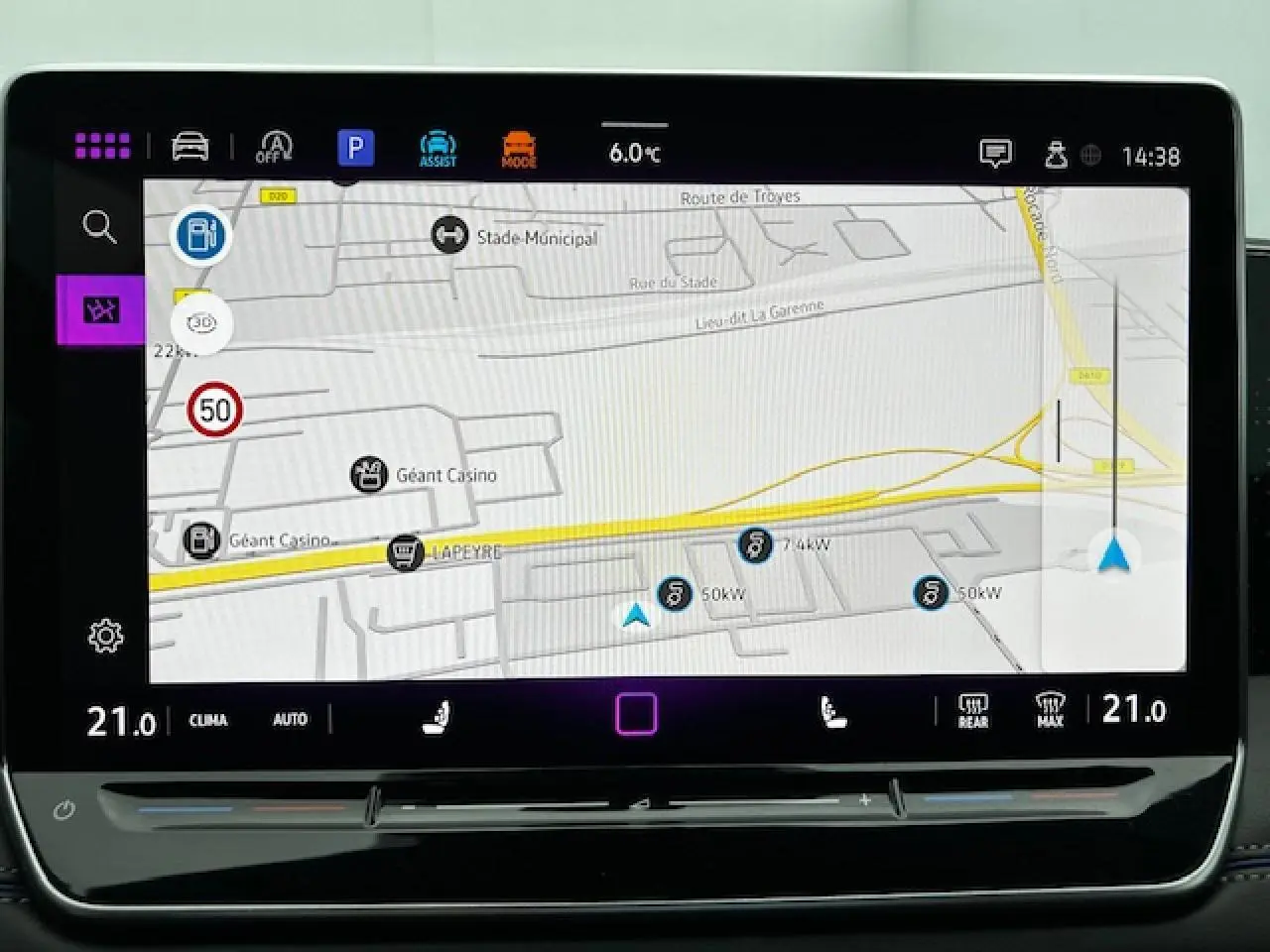 Écran tactile central du Volkswagen Tiguan 2024 affichant la navigation avec carte et commandes climatisation intégrées.