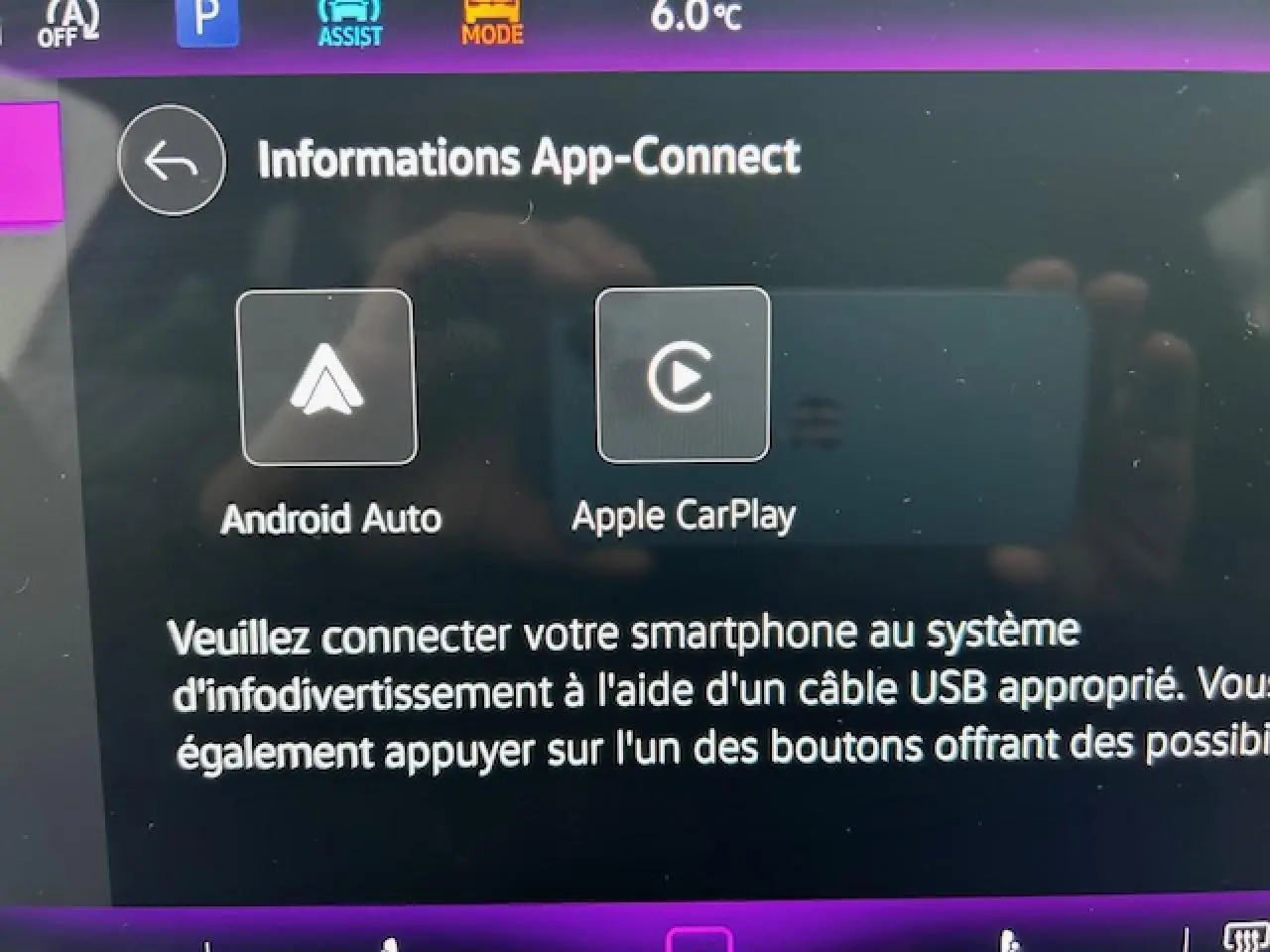 Écran tactile du système d'infodivertissement du Volkswagen Tiguan 2024 affichant les options Android Auto et Apple CarPlay.