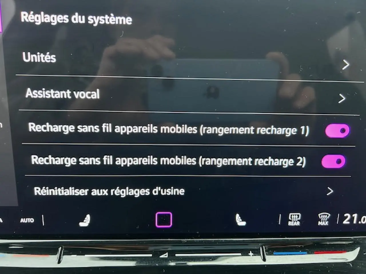 Écran tactile du système d'infodivertissement du Volkswagen Tiguan gris clair, vue rapprochée du tableau de bord.