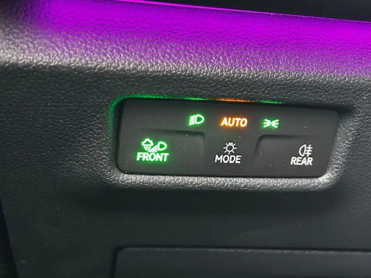 Panneau de commande d'éclairage avec mode automatique et feux avant/arrière sur Volkswagen Tiguan gris clair 2024.