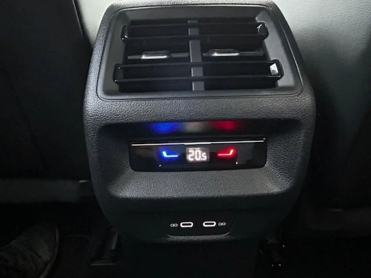 Détail de la console centrale arrière du Volkswagen Tiguan gris clair 2024 avec commandes clim et ports USB-C visibles.