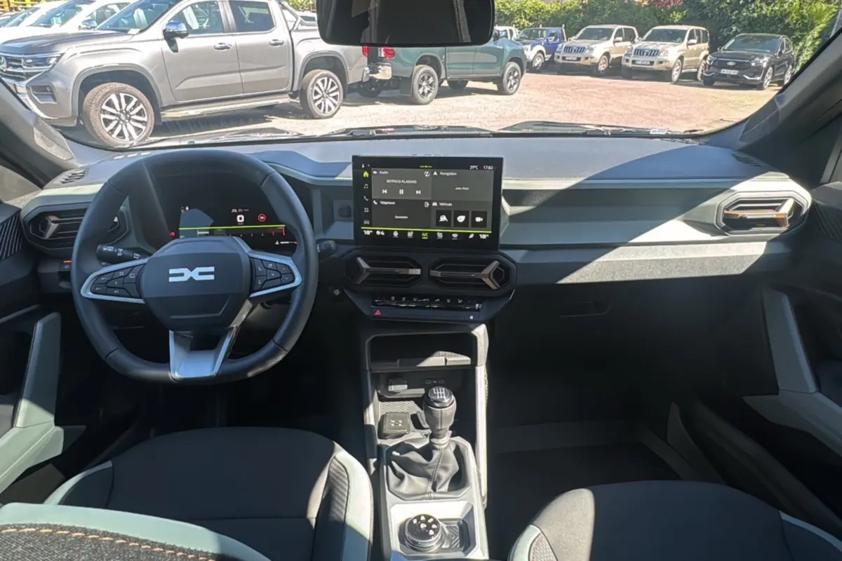 Intérieur du Dacia Bigster TCE 130 4x4 Extreme Plus 2025 avec tableau de bord moderne et levier de vitesses manuel.