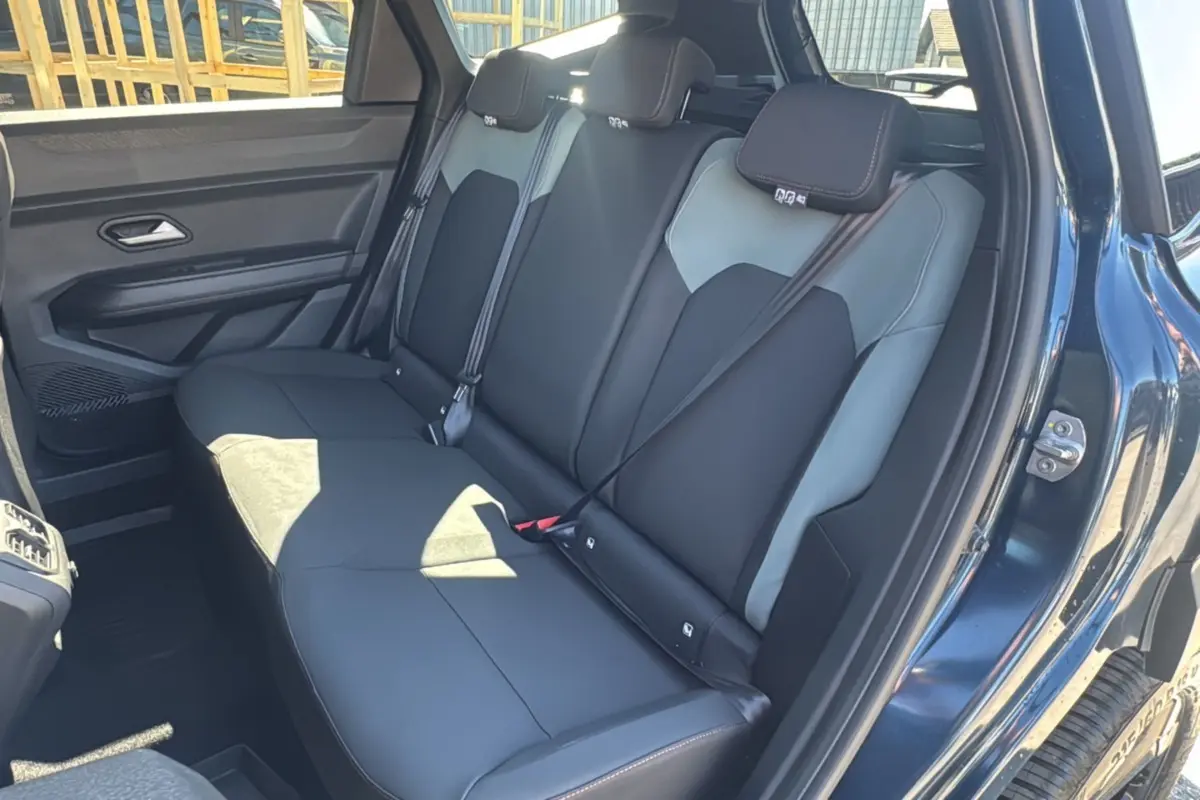 Vue intérieure côté droit des sièges arrière en cuir noir et gris du Dacia Bigster bleu indigo 2025.