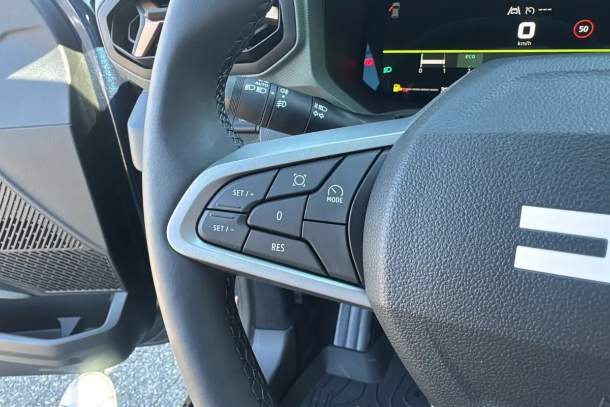 Gros plan sur le volant côté gauche du Dacia Bigster TCE 130 4x4 Extreme Plus 2025 avec commandes intégrées.
