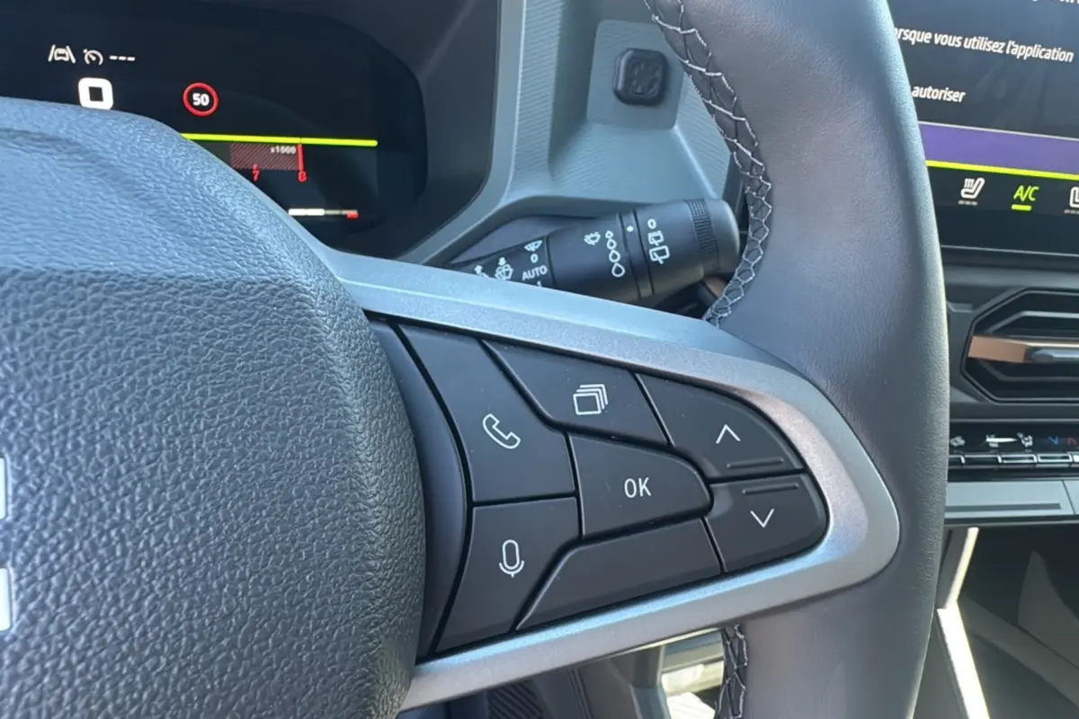 Gros plan sur les commandes au volant du Dacia Bigster 2025, finition TCE 130 4X4 Extreme Plus, intérieur moderne.