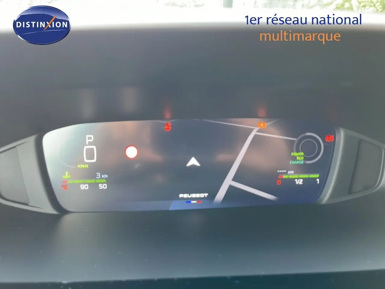 Vue rapprochée du tableau de bord numérique de la Peugeot 308 gris Artense, affichant la navigation et les indicateurs hybrides.