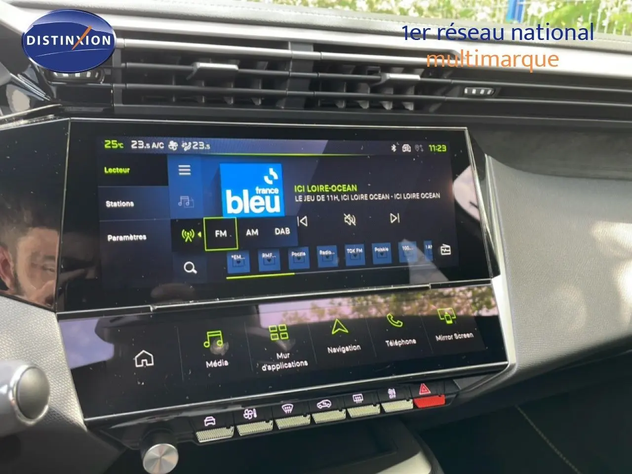Vue intérieure centrée sur l'écran tactile multimédia et la console de la Peugeot 308 hybride gris Artense.