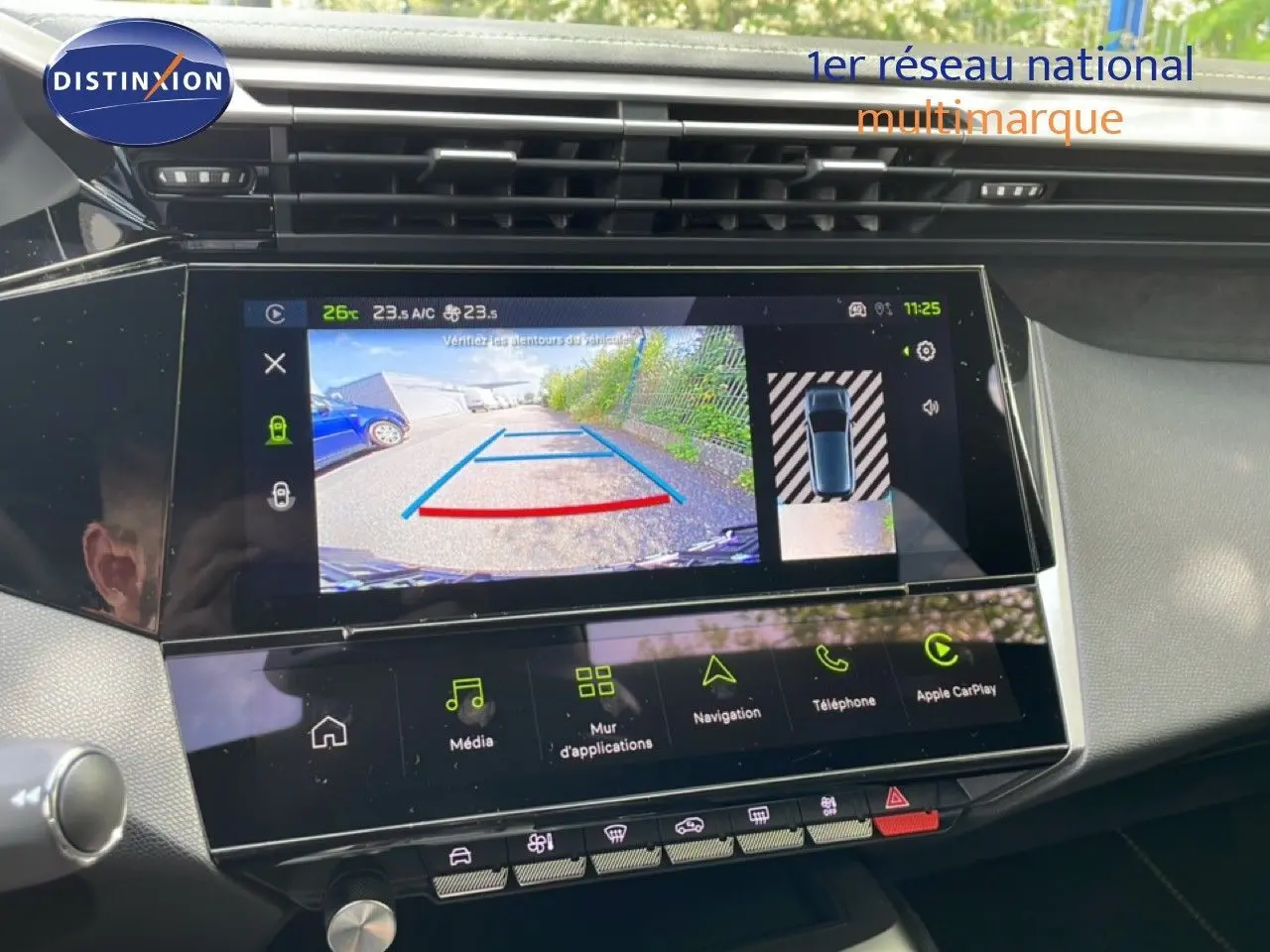 Vue rapprochée de l’écran tactile intérieur affichant la caméra de recul de la Peugeot 308 gris Artense.